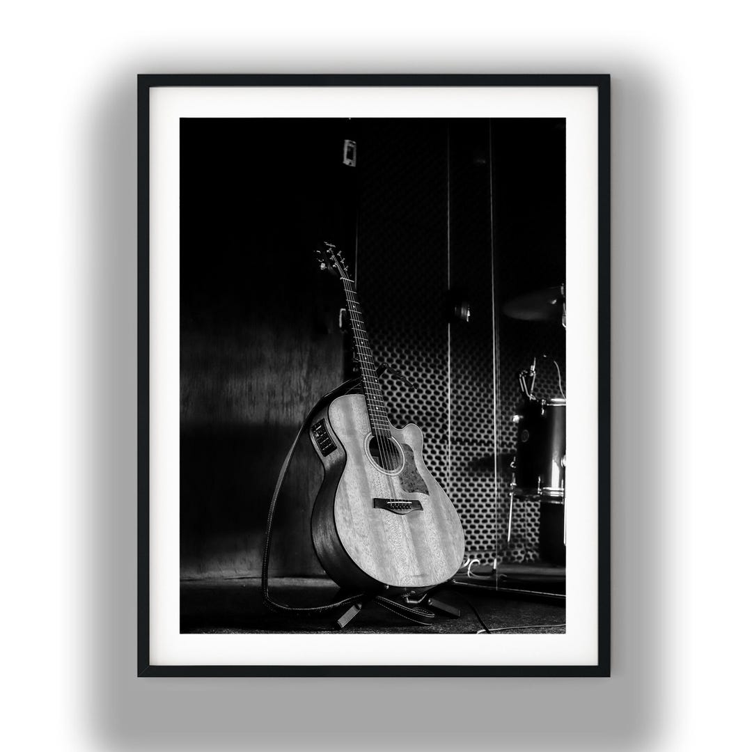 アート・デザイン・音楽 BLACK AND WHITE ERROTIC PHOTOGRAPHY Black and White Acoustic Guitar Print, Music Studio Photography