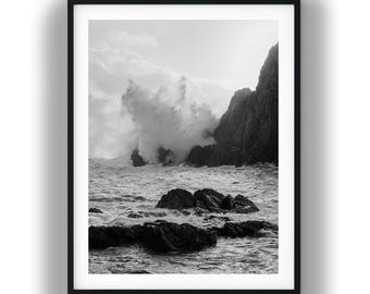 Olas del océano en blanco y negro rompiendo contra las rocas, espectacular fotografía costera para imprimir en formato digital (descarga gratuita).