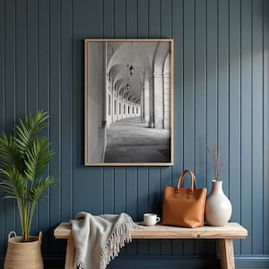 Zwart-wit gewelfde gang architectuurprint, klassiek gangperspectief, minimalistische architecturale foto digitale download