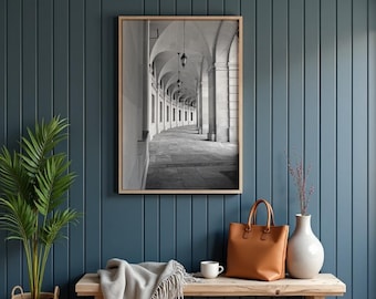 Impresión arquitectónica de un pasillo arqueado en blanco y negro, perspectiva clásica de un vestíbulo, fotografía arquitectónica minimalista para descarga digital.
