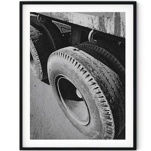 Impresión digital instantánea en blanco y negro con ruedas de camión