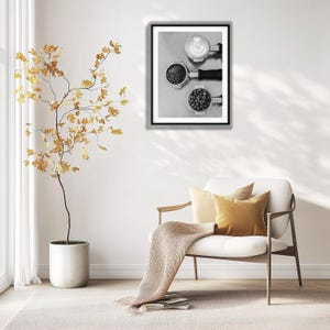 Schwarz-Weiß-Kaffee-Foto, Espresso-Bohnen gemahlen Latte Art, Cafe Küche Wandkunst, Minimalistische Food-Fotografie Digitaler Download Bild 3