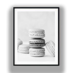 Lámina artística en blanco y negro con pila de macarons, decoración de cocina de panadería francesa (descarga digital)
