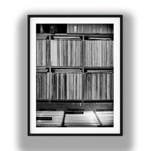 Czarno-biały nadruk na półce z płytami winylowymi, cyfrowy album z muzyką vintage do pobrania