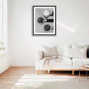 Schwarz-Weiß-Kaffee-Foto, Espresso-Bohnen gemahlen Latte Art, Cafe Küche Wandkunst, Minimalistische Food-Fotografie Digitaler Download Bild 2