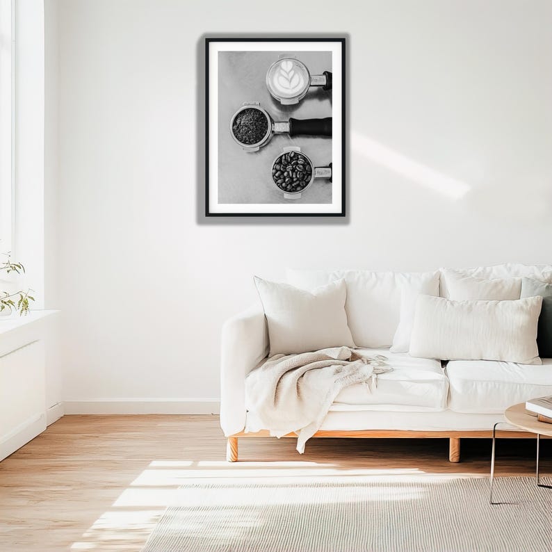Schwarz-Weiß-Kaffee-Foto, Espresso-Bohnen gemahlen Latte Art, Cafe Küche Wandkunst, Minimalistische Food-Fotografie Digitaler Download Bild 2