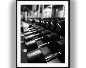 Zwart-wit fotoprint van halters in de sportschool, digitale download voor fitnessmuurdecoratie
