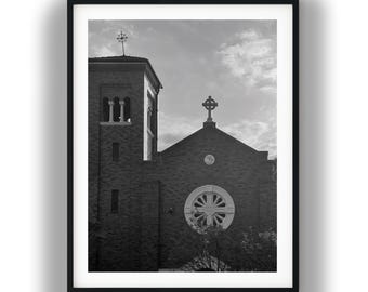 Lámina en blanco y negro con cruz celta e iglesia, fotografía arquitectónica (descarga digital)