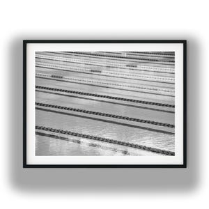Fotografía en blanco y negro de carriles de piscina, lámina de arte deportivo minimalista para descarga digital.