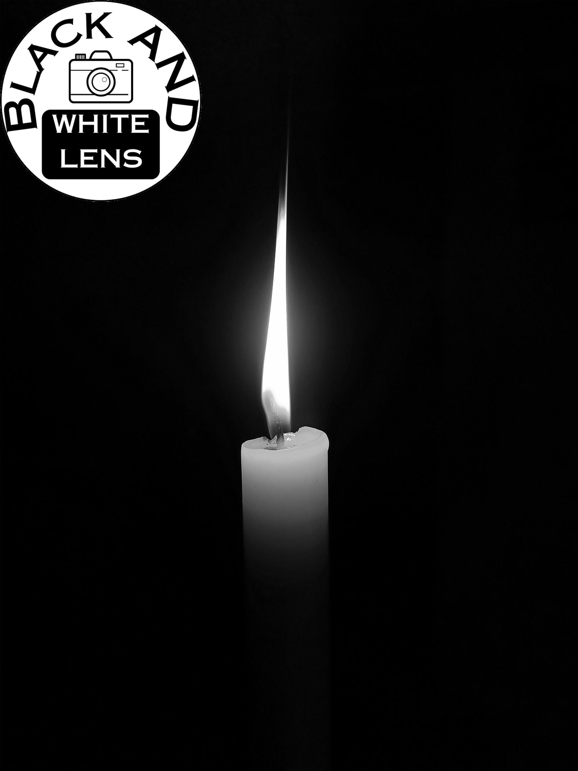 Schwarz-Weiß-Fotografie einer Kerzenflamme, minimalistisches, stimmungsvolles Wandbild zum digitalen Download