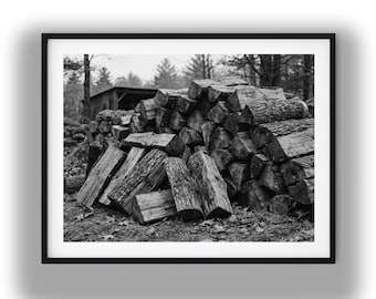 Stampa artistica in bianco e nero di una catasta di legna rustica, decorazione murale in stile country, download digitale.