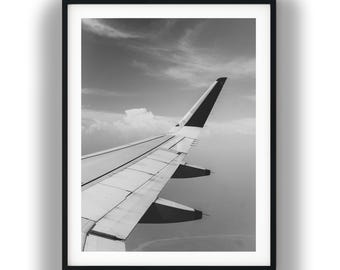 Schwarz-Weiß-Druck eines Flugzeugflügels, minimalistische Luftfahrtfotografie als Wandbild zum digitalen Download