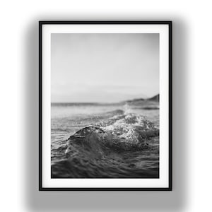 Photographie en noir et blanc de vagues océaniques, art mural minimaliste côtier à télécharger
