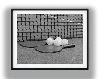 Schwarz und weiß Pickleball Platz Kunst, Paddles und Bälle digitaler Download druckbare Wand-Druck