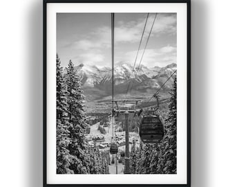 Affiche numérique en noir et blanc représentant une télécabine en hiver dans une station de ski enneigée.