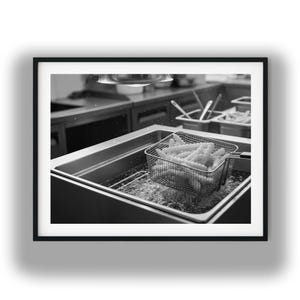 Konst för fritös med pommes frites, svartvitt fototryck för kommersiellt kök, väggdekoration för restaurang, kockgåva, digital nedladdning av kulinarisk konst