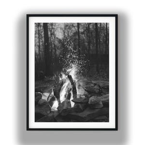 Fotografía en blanco y negro de una fogata (descarga digital), lámina de fogata en un bosque con ambiente melancólico, póster rústico de fogata, decoración de pared para chimenea a juego.