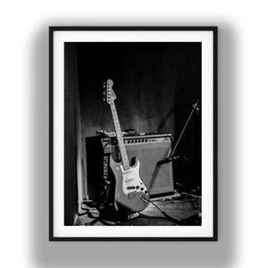Czarno-biały wydruk z gitarą elektryczną, sztuka ścienna z wzmacniaczem w stylu vintage do pobrania w wersji cyfrowej