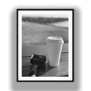 Svartvitt kaffekopp- och actionkameratryck, minimalistisk digital väggkonst för nedladdning