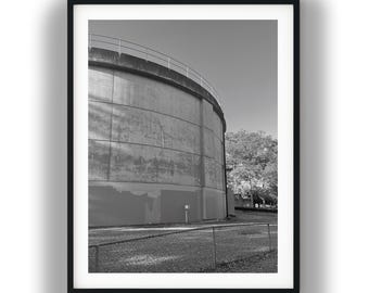 Impresión en blanco y negro de un tanque de agua industrial, fotografía arquitectónica de hormigón, arte de pared para descarga digital