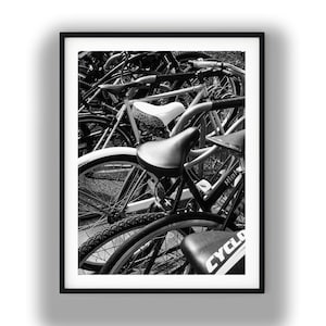 Svartvitt fototryck av cykelställ, digital nedladdning av cykelfotografi i vintagestil