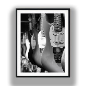Czarno-biały wydruk z gitarą elektryczną, sztuka ścienna w stylu vintage, do pobrania w wersji cyfrowej