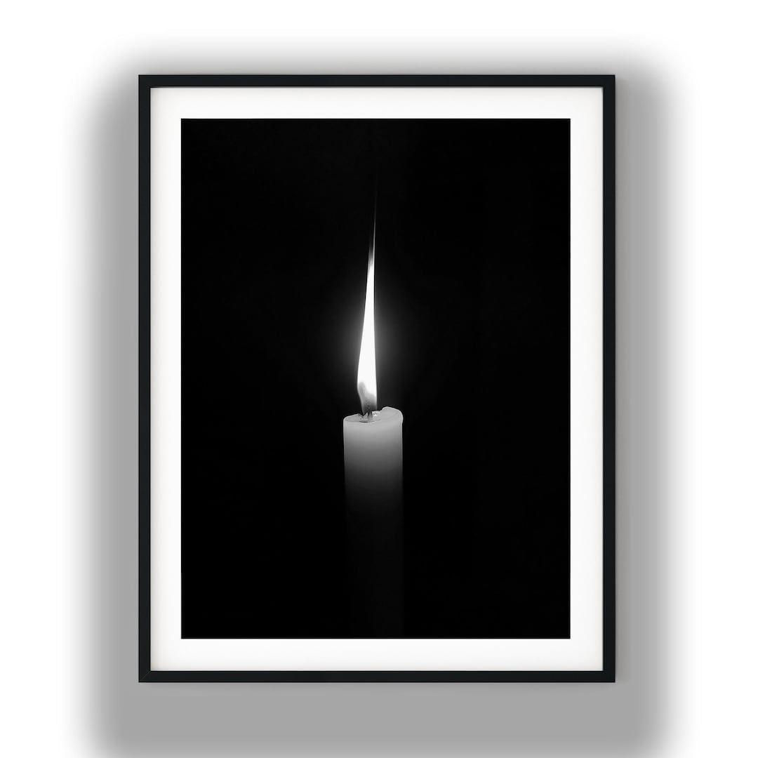 Schwarz-Weiß-Fotografie einer Kerzenflamme, minimalistisches, stimmungsvolles Wandbild zum digitalen Download