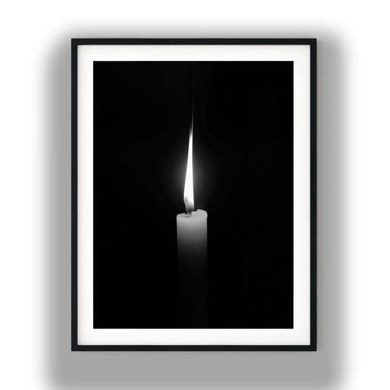 Schwarz-Weiß-Fotografie einer Kerzenflamme, minimalistisches, stimmungsvolles Wandbild zum digitalen Download