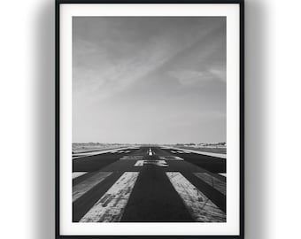 Fotografía en blanco y negro de una pista de aeropuerto para descarga digital, lámina de arte aeronáutico minimalista.