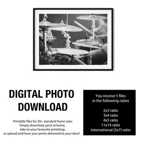 Czarno-biały wydruk fotograficzny perkusisty jazzowego, grafika ścienna z muzyką do pobrania w wersji cyfrowej zdjęcie 5