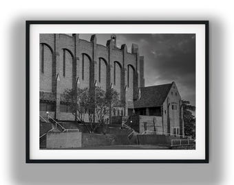 Arte mural de arquitectura gótica de iglesia en blanco y negro, fotografía de catedral histórica para descarga digital e impresión.