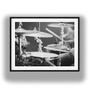 Czarno-biały wydruk fotograficzny perkusisty jazzowego, grafika ścienna z muzyką do pobrania w wersji cyfrowej zdjęcie 1