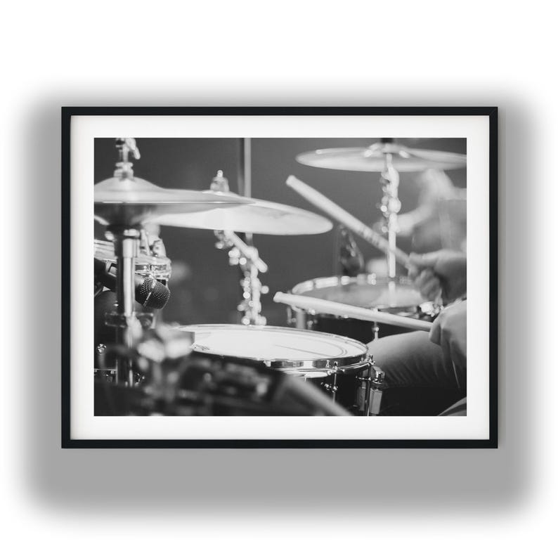 Czarno-biały wydruk fotograficzny perkusisty jazzowego, grafika ścienna z muzyką do pobrania w wersji cyfrowej zdjęcie 1