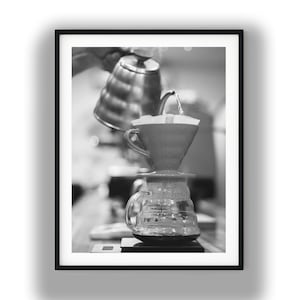 Svartvitt kaffetryck, digital nedladdning av väggkonst med baristakök