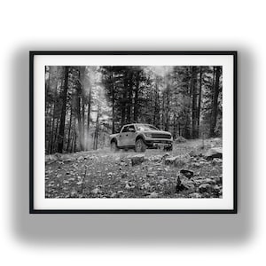 Impresión en blanco y negro de una camioneta todoterreno, fotografía de camioneta en el bosque (descarga digital)