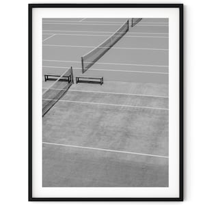 Impresión digital instantánea en blanco y negro de arte mural con imagen de canchas de tenis