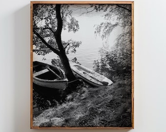 Stampa in bianco e nero di una barca e un kayak sulla riva di un lago, fotografia naturalistica serena, download digitale