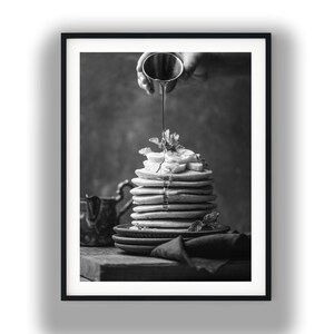 Zwart-wit foto van een stapel pannenkoeken, keukenmuurdecoratie, printbare digitale download.