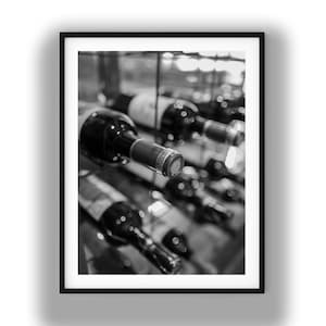 Kunstdruck eines Weinregals in Schwarz-Weiß, Vintage-Küchenwandbild (digitaler Download)