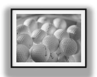 Lámina decorativa imprimible de pelotas de golf en blanco y negro, fotografía deportiva minimalista, descarga digital.