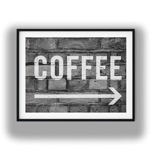 Svartvitt kaffeskylttryck, rustik tegelvägg urban fotografi digital nedladdning