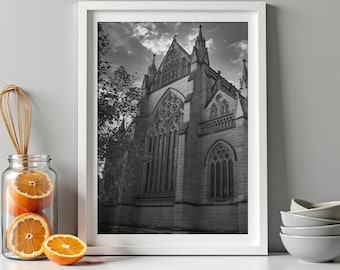 Gotische Kathedrale Kunstdruck, Schwarzweiß-Fotografie, Dark Academia Wandkunst, Kirchenfenster Digitaler Download, Stimmungsvolles Dekor