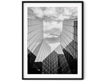 Impresión digital instantánea en blanco y negro de un edificio con vidrio y líneas.