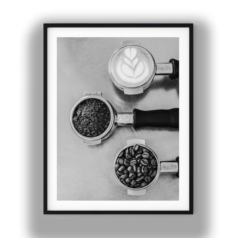 Schwarz-Weiß-Kaffee-Foto, Espresso-Bohnen gemahlen Latte Art, Cafe Küche Wandkunst, Minimalistische Food-Fotografie Digitaler Download Bild 1