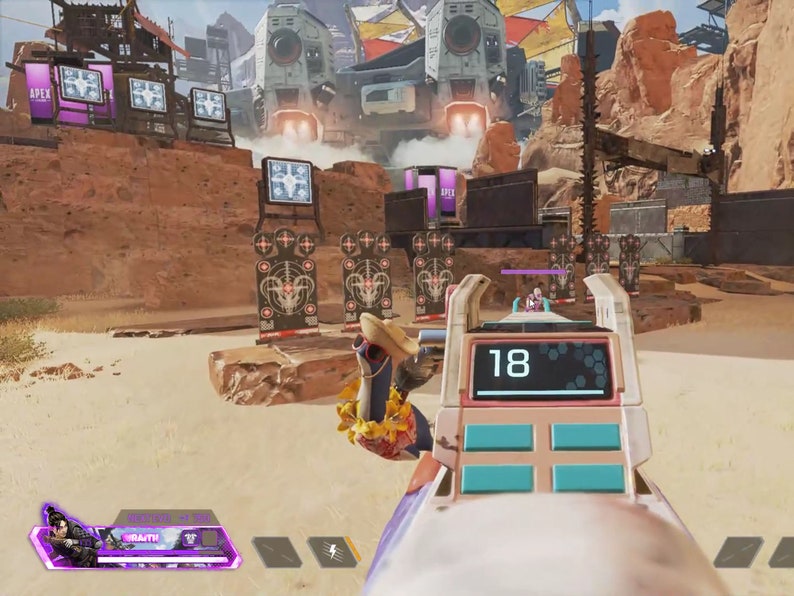 Peut inclure: Une capture d'&eacute;cran de jeu vid&eacute;o montrant une perspective &agrave; la premi&egrave;re personne d'un personnage tenant une arme rose et blanche avec un affichage num&eacute;rique indiquant le nombre 18. Le personnage se trouve dans un environnement d&eacute;sertique avec des cibles en arri&egrave;re-plan.