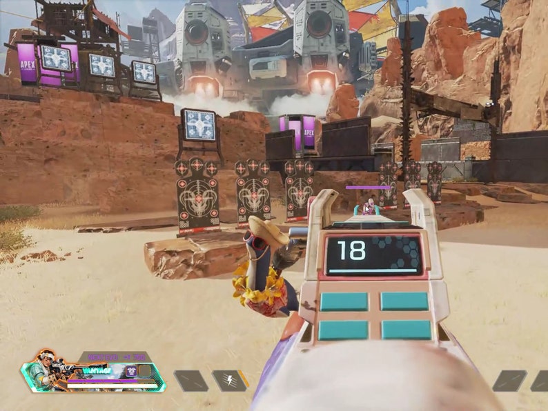 Puede incluir: Una captura de pantalla de un videojuego que muestra una perspectiva en primera persona de un jugador apuntando con un arma rosa y blanca a un objetivo. El arma tiene una pantalla digital que muestra "18".