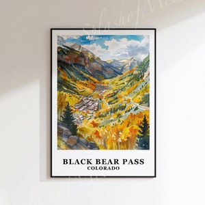 Puede incluir: Una pintura de acuarela de un paso de montaña en Colorado. El paso está cubierto de follaje otoñal, con un camino sinuoso que conduce a través del valle. El texto "Black Bear Pass Colorado" está impreso en la parte inferior de la imagen.