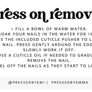 K&ouml;nnte beinhalten: Wei&szlig;e Grafik mit Anweisungen zum Entfernen von Press-On-N&auml;geln. Der Text lautet "press on removal" in fetter, schwarzer Schrift. Anweisungen umfassen das Einweichen der N&auml;gel, die Verwendung eines Nagelhautschiebers und das Abziehen der N&auml;gel.
