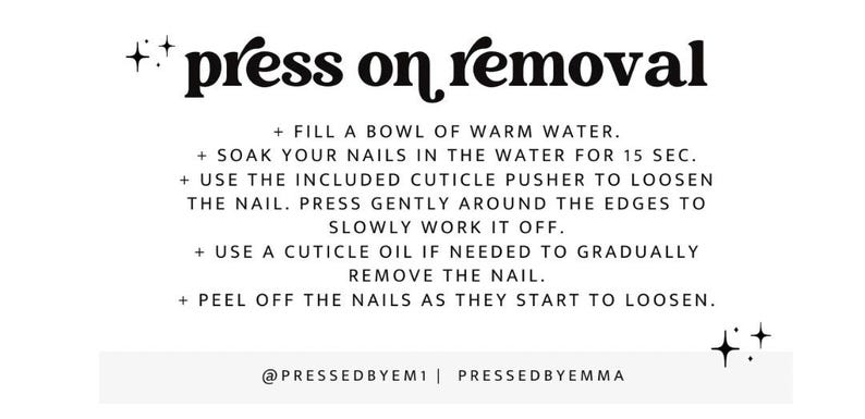 K&ouml;nnte beinhalten: Wei&szlig;e Grafik mit Anweisungen zum Entfernen von Press-On-N&auml;geln. Der Text lautet "press on removal" in fetter, schwarzer Schrift. Anweisungen umfassen das Einweichen der N&auml;gel, die Verwendung eines Nagelhautschiebers und das Abziehen der N&auml;gel.