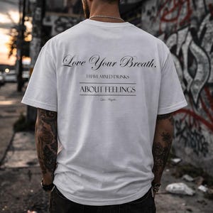 Camiseta con corazón, texto de amor y frase "Aliento" impresa en la espalda